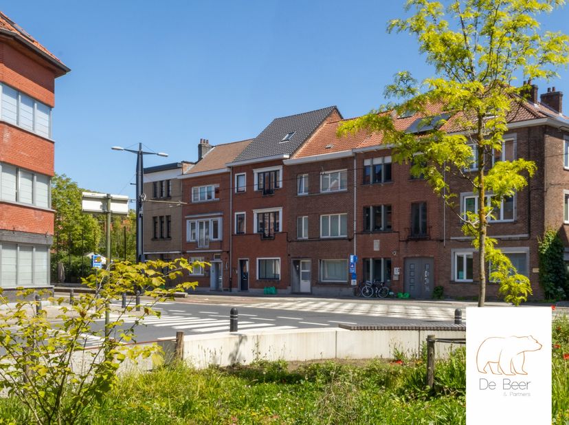 Deze ruime gezinswoning is goed gelegen vlak aan de De Pintelaan met nabijheid van uitvalswegen en openbaar vervoer. <br />
De woning is instapklaar,