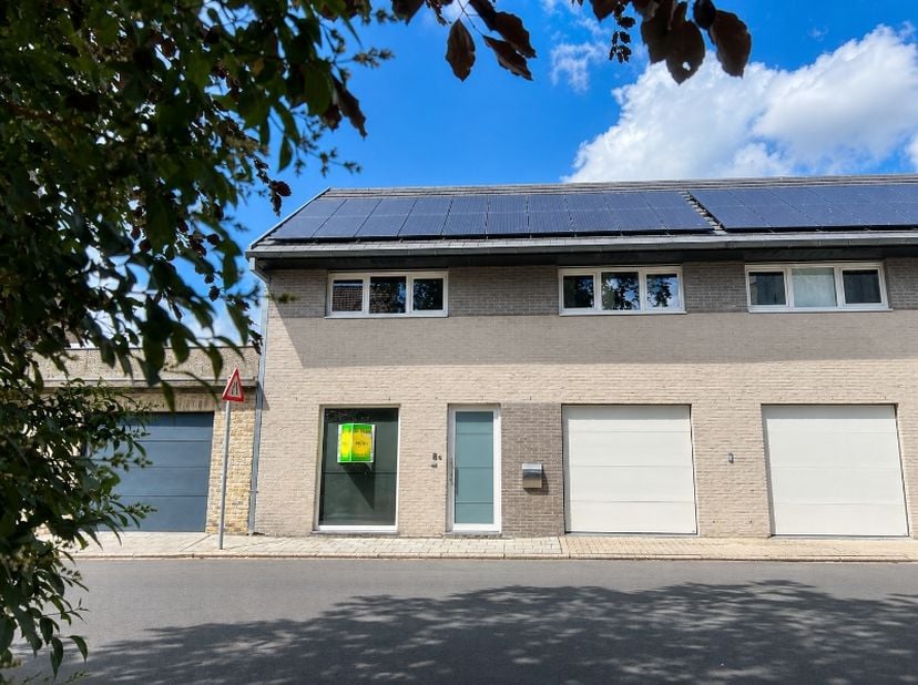 omvattende een inkomhal, grote living, moderne keuken en badkamer, 2 aparte toiletten, 4 slaapkamers, garage, berging, zolder, tuin met terras en tuin