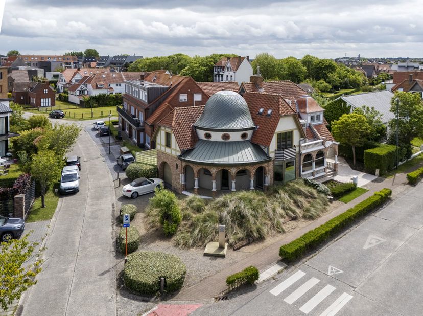 BIEN EXCEPTIONNEL EN BORD DE MER <br />
Unique villa jumelée de style cottage (1926), idéalement située entre DE HAAN et OSTENDE, dans un quartier cal