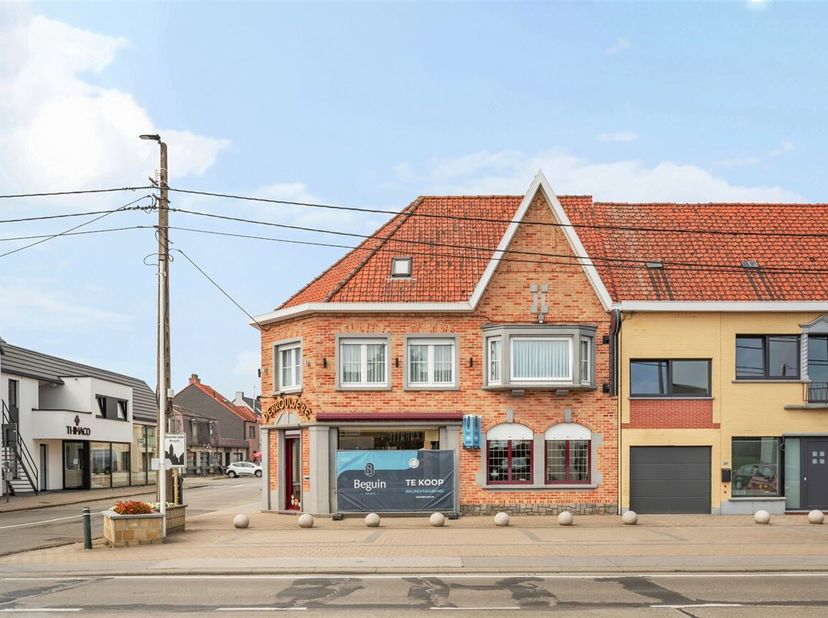 Te koop: veelzijdig handelspand met woonst in Beveren-Leie<br />
Centraal gelegen in Beveren-Leie bevindt zich deze veelzijdige eigendom waar wonen en