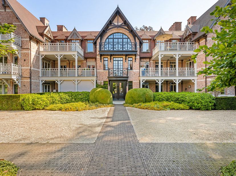 Uitzonderlijk villa-appartement van ca. 330 m²! <br />
Een zeldzame combinatie van de ruimte en grandeur van een royale villa met het comfort, de priv