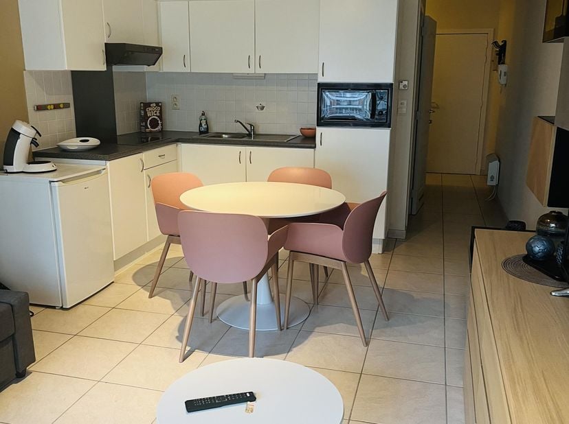 Gemeubelde studio met balkon van 37m2 in het levendige Middelkerke. Gebouwd in 1998, biedt deze studio een uitstekende basis met een EPC-label B. De l