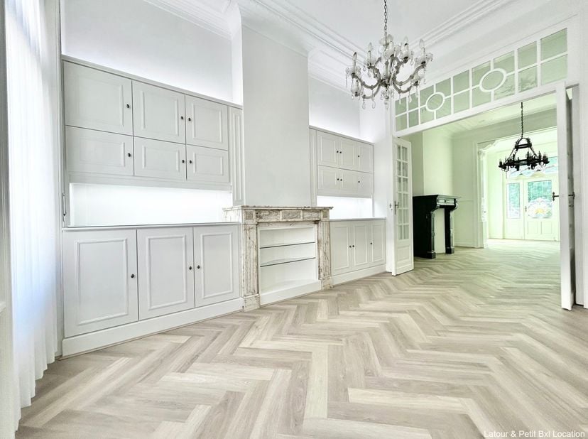 SCHAERBEEK, idéalement situé à proximité du Square Plasky et du quartier européen. Belle MAISON de maître totalement rénovée (4ch/1dressing/2sdb) de +
