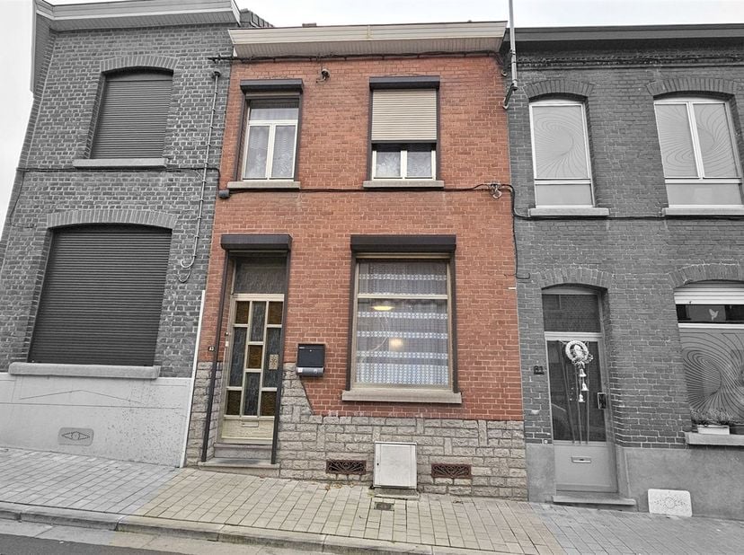 ! SOUS-OPTION, PLUS DE VISITE ! Prix: Offre à partir de 90.000 euros, frais d'agence non inclus et à charge de l'acquéreur.<br />
<br />
Maison à ra