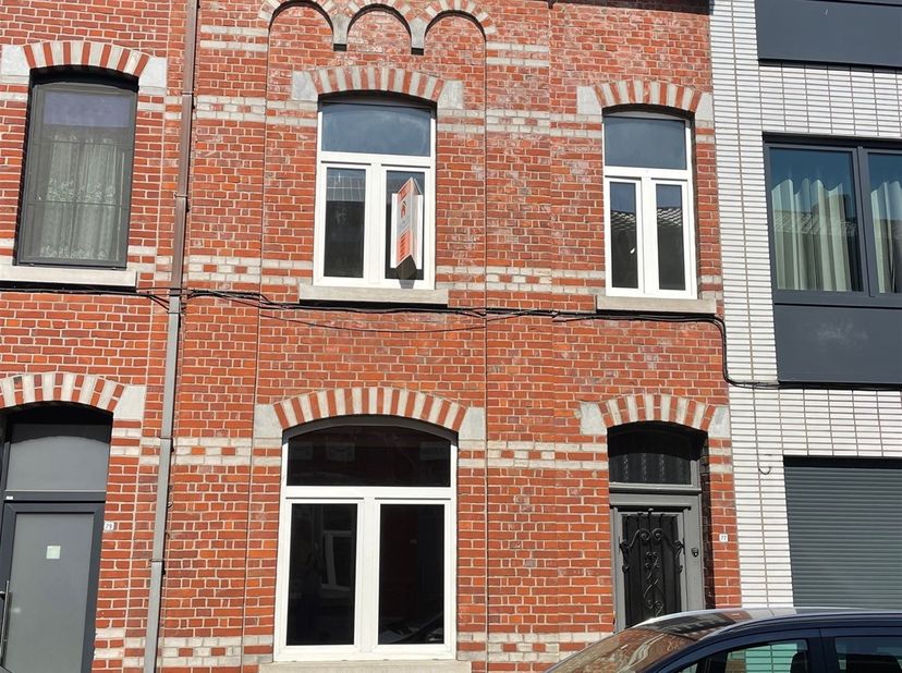 Deze zeer ruime woning met wel 5 grote slaapkamers is gelegen in hartje Sint-Truiden, tussen centrum en station in. Het heeft op het gelijkvloers een