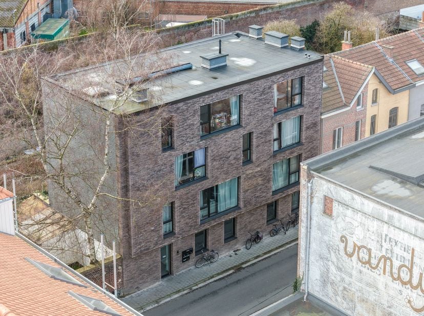 Vous recherchez un studio prêt à emménager dans une résidence étudiante située dans un endroit calme à la périphérie de Louvain ? Ce studio de plain-p