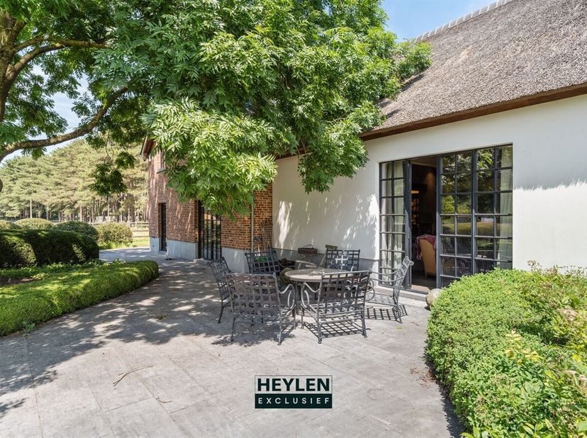 Exclusief gerenoveerde hoeve, luxueus afgewerkt en gelegen op een prachtig perceel van ca. 2.130 m², midden in het groen.<br />
Deze uitzonderlijke ho