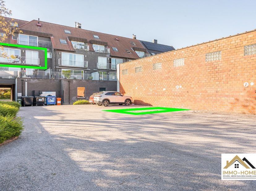 Dit hedendaags en lichtrijk appartement vinden we terug op de tweede verdieping van het complex, en is te bereiken via zowel de trap als de lift. We k