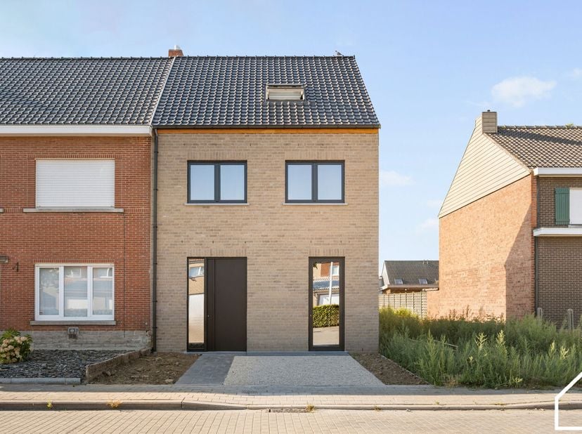 Deze ruime casco nieuwbouwwoning in een rustige wijk te Wervik biedt tal van mogelijkheden aan wie graag zijn eigen insteek heeft in de eindafwerking.