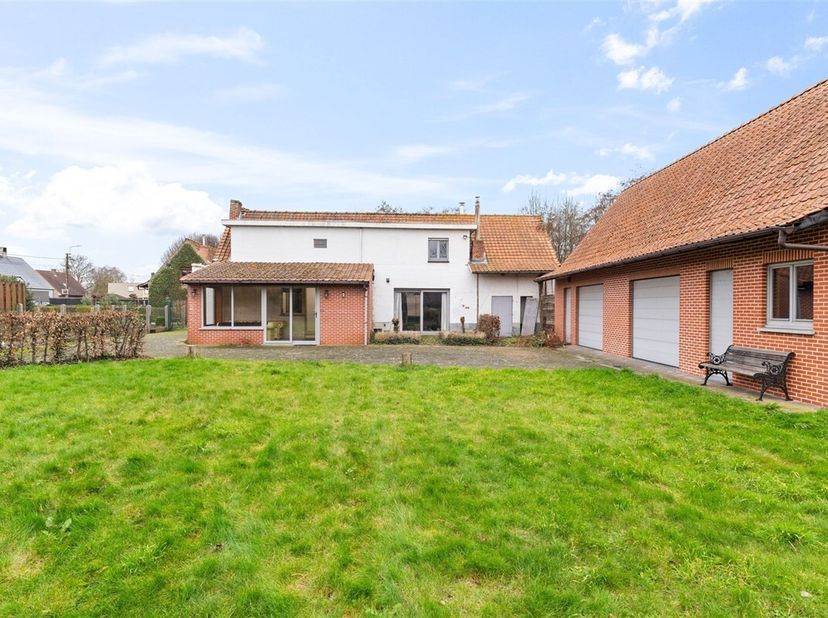Ruime open bebouwing met grote schuur in Moerbeke, grens met Stekene<br />
Deze open bebouwing in Moerbeke biedt enorm veel potentieel voor wie op zoe