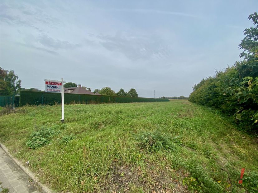 Schitterend stuk grond met voorste gedeelte bouwgrond 967 m2 en achterliggend een stuk bouwland van 896 m2, in totaal 1863 m2. <br />
Dit stuk grond