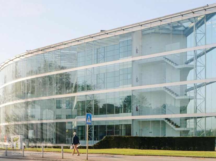 Découvrez un espace de bureaux haut de gamme d'une superficie totale de 811 m². L'immeuble bénéficie d'une excellente accessibilité, à proximité imméd