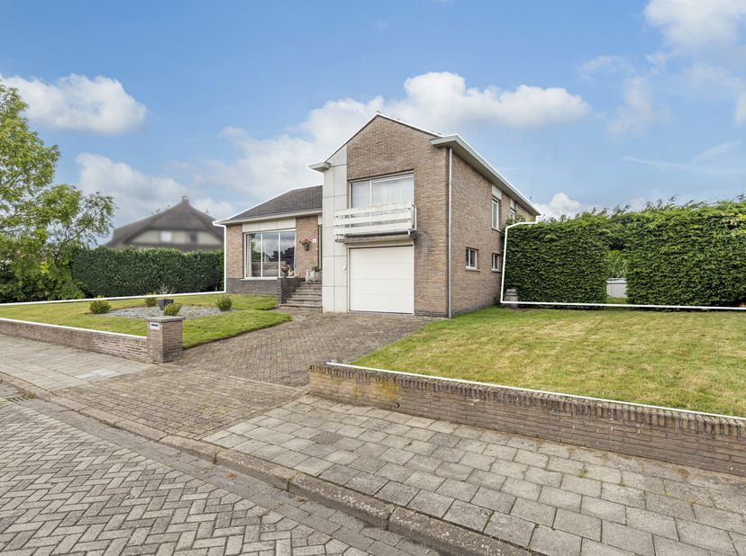 In een rustige straat nabij het Turnhouts Stadspark bevindt zich deze vrijstaande split-levelwoning met onder meer 4 slaapkamers, een inpandige garage