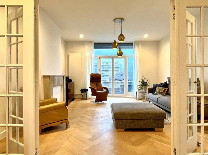Surf naar www.abricasa.be en plan jouw verhuurafspraak in samen met onze digitale assistente Alice!<br />
Uniek gemeubeld appartement met 3 slaapkamer