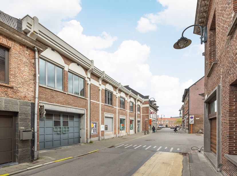 Au cœur de Hamme, un immeuble commercial représentatif de pas moins de 637 m² est à vendre, embrassant toutes les facettes de l'entreprenariat moderne