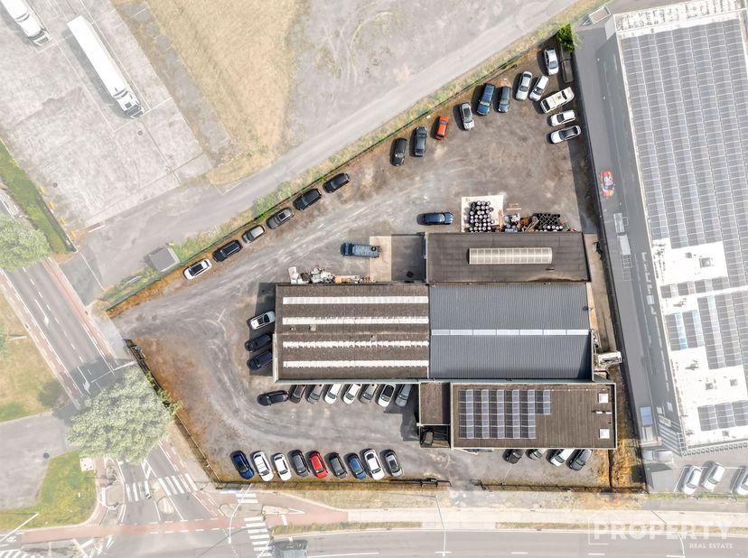 TE KOOP !!! Uitzonderlijk bedrijfsgebouw met toplocatie in Heule (Kortrijk-Noord).<br />
<br />
Op een strategische zichtlocatie gelegen aan de Ring