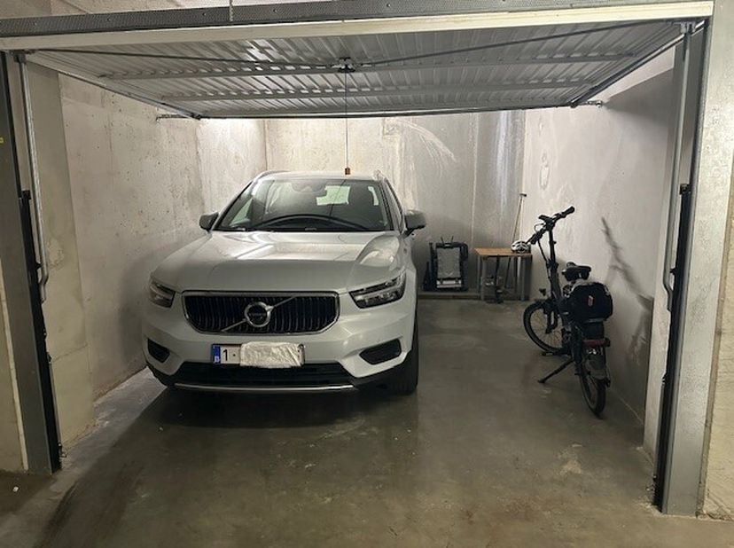 Deze gesloten garagebox is gelegen op de ondergrondse verdieping van de residentie SOUTH VIEW. De garagebox is voorzien van een manuele poort en biedt