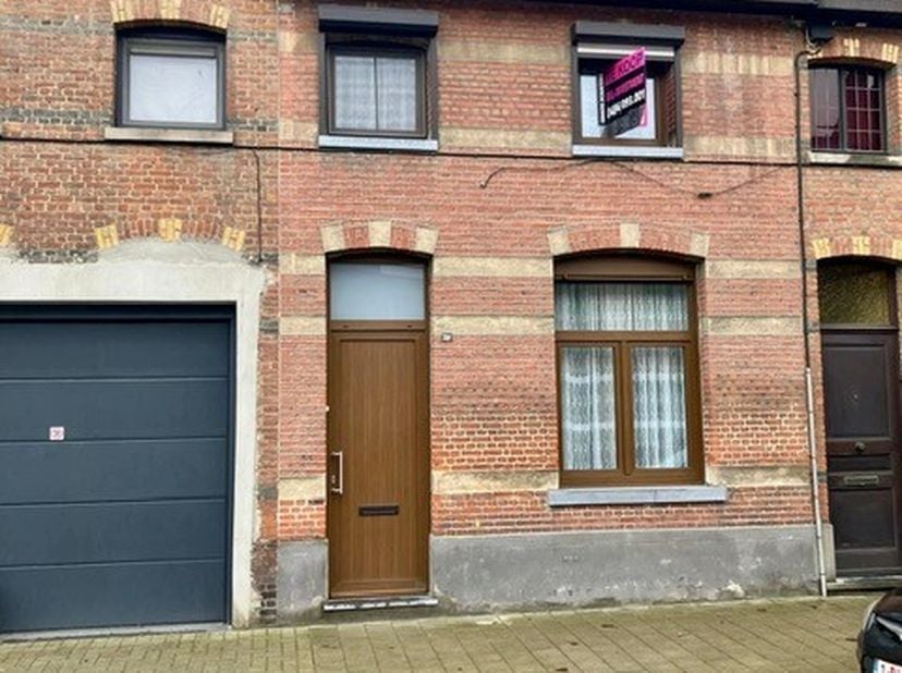 MAISON RENOVE AVEC 4 CHAMBRES A COUCHER ET JARDIN<br />
Disposition du rez-de-chaussée : hall d'entrée, chambre ou bureau, salon, cuisine équipée, sal