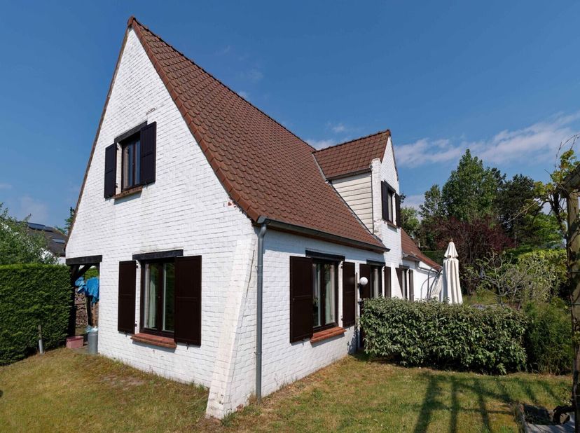 Deze charmante villa in Oostduinkerke op een rustige ligging in een groene omgeving, combineert karakter, ruimte en gezelligheid. Dankzij de warme afw