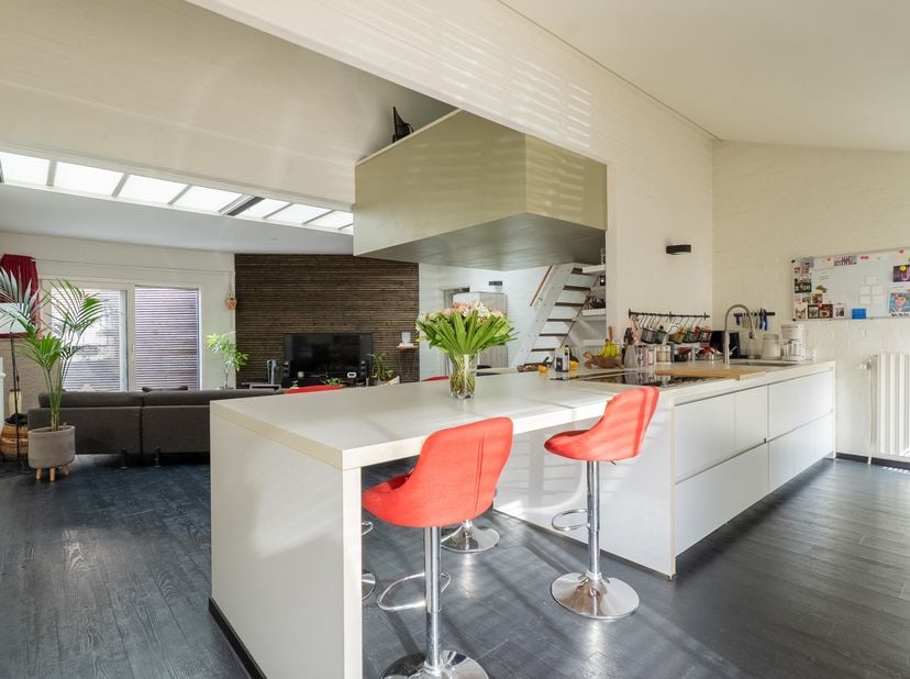 Gelegen in een rustige en aangename buurt te Bissegem bevindt zich deze instapklare woning met twee slaapkamers, een lichtrijke leefruimte en een onde