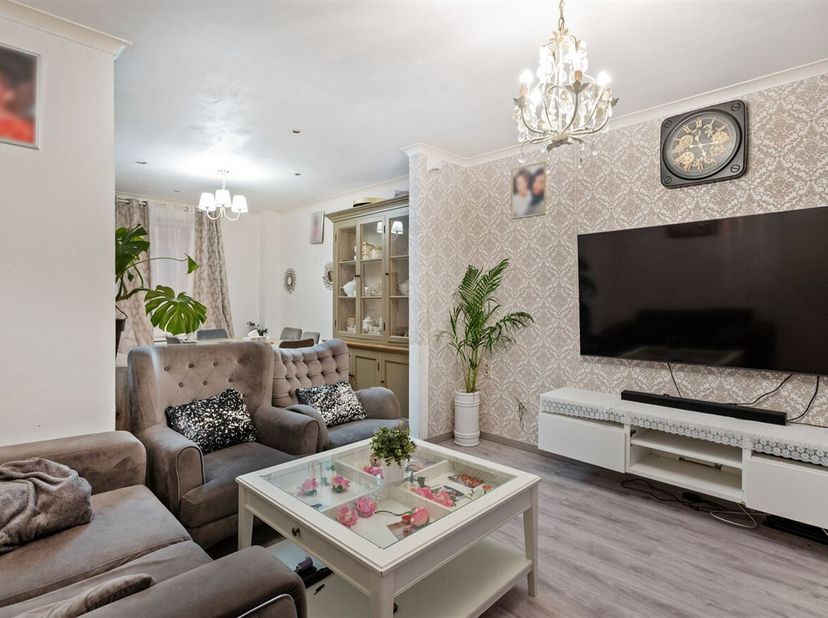 Ligging: Deze ruime woning met mogelijkheden is zeer rustig doch centraal gelegen nabij de Minister Delbekelaan. Verschillende scholen, winkels, horec