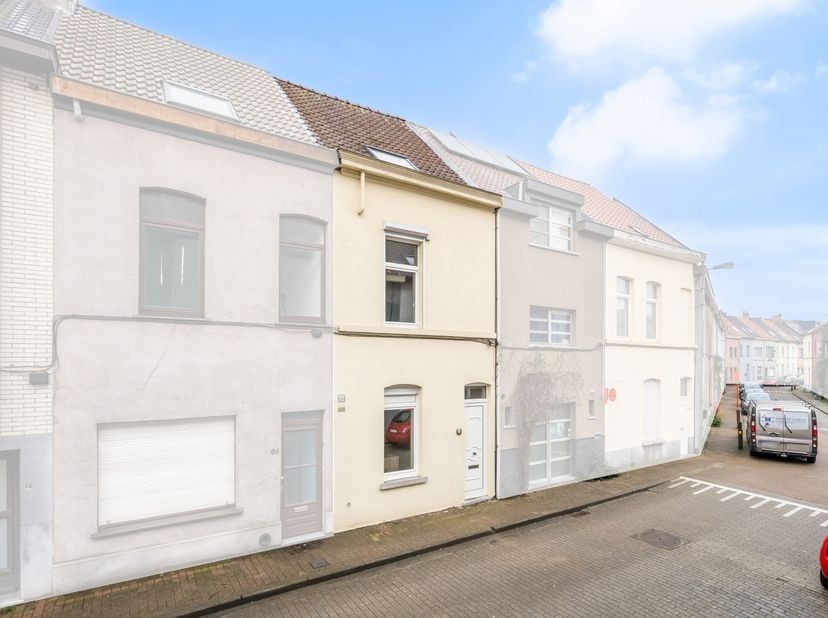 Bent u op zoek naar een instapklare, gerenoveerde rijwoning op een toplocatie in het bruisende Ledeberg? Dan is dit charmante pand absoluut een bezoek