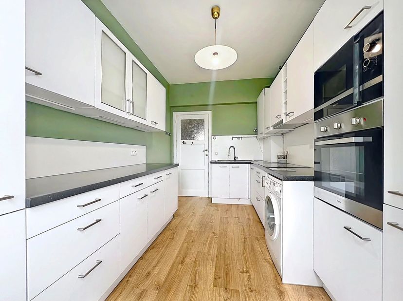 Gepresenteerd door Carla Rodriguez : 0494 07 97 54 / carla.rodriguez@victoire.be<br />
Victoire junot biedt een licht appartement met twee slaapkamers