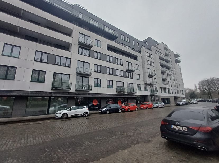 -Batiment bien construé avec des matériaux de qualité. -Superficie habitable : 39 m². -Belle entrée de l’immeuble avec vidéosurveillance -Séjour lumin
