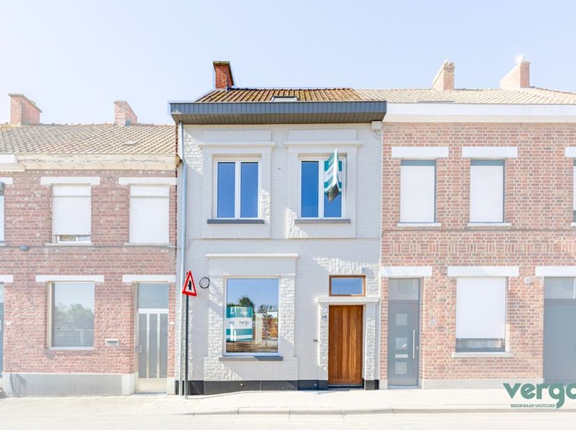 Op zoek naar een woning waar je zonder zorgen meteen kan intrekken?<br />
Deze prachtig gerenoveerde woning in Izegem werd volledig gestript en met oo
