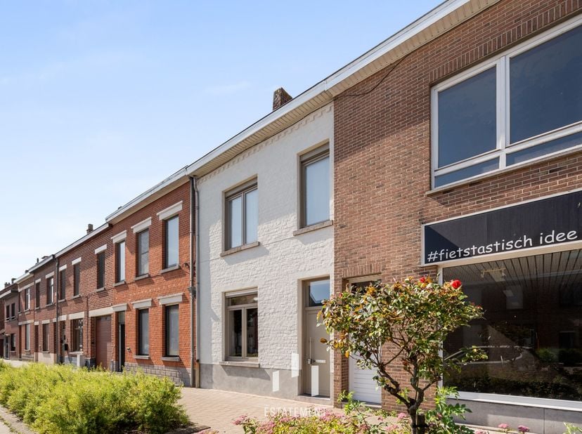 Deze instapklare gezinswoning ligt in het centrum van Geluwe en combineert een vlotte bereikbaarheid met comfortabel wonen in een aangename omgeving.<