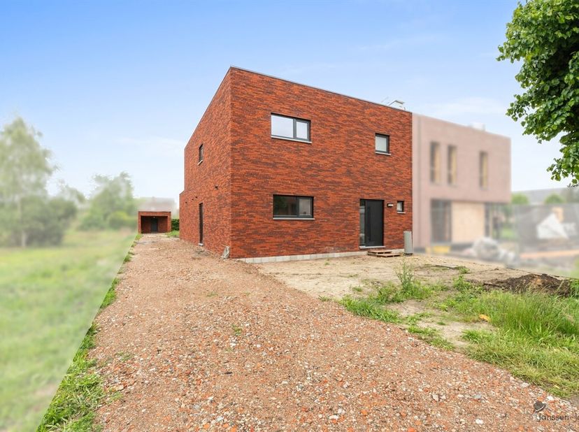Bâtiment mitoyen prêt à être emménagé et économe en énergie avec des finitions de haute qualité, un jardin ensoleillé et des techniques modernes.<br /