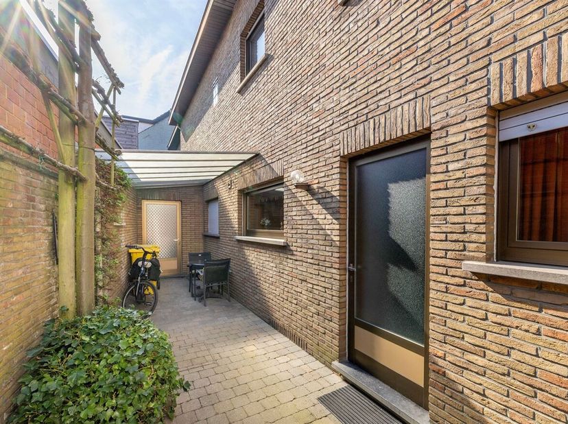 Maison avec 4 chambres, espace commercial, garage et terrasse à Houtvenne.<br />
Par le hall d'entrée lumineux, nous entrons dans cette maison, où une