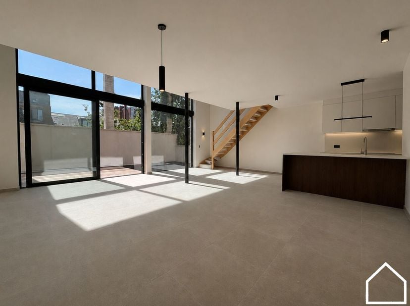 Duplex loft 0204 is gelegen op de tweede en derde verdieping van Residentie Melrose Place en heeft een totaal oppervlakte van 132,11 m² met daarbij ee