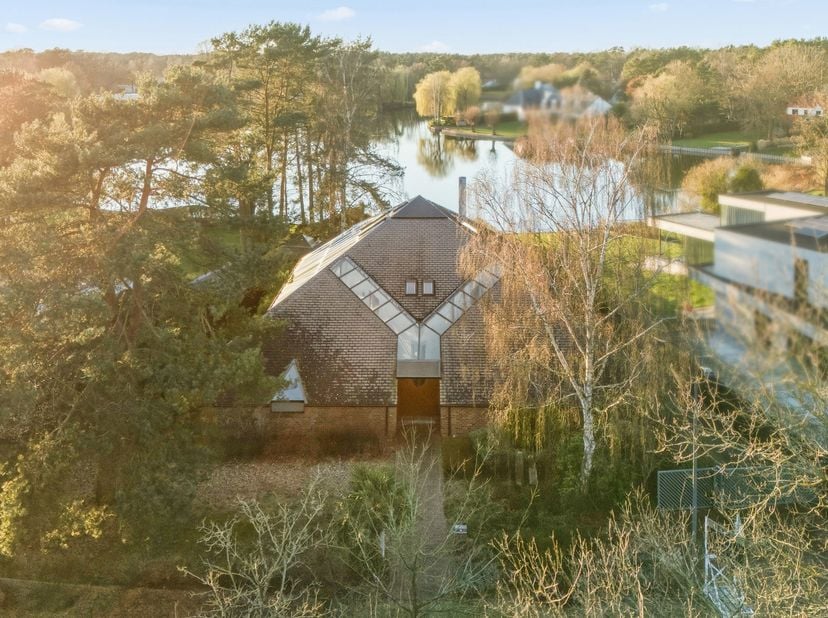 Unieke architectenwoning met boothuis aan het meer van Keerbergen<br />
Bent u op zoek naar rust en een unieke woonbeleving? Deze karaktervolle woning