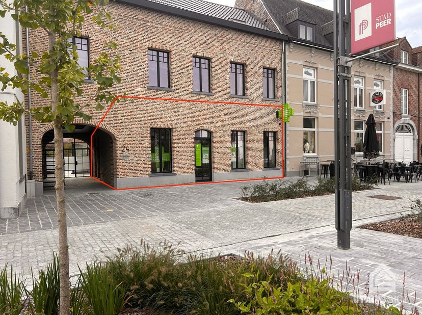 Bedrijfsvastgoed te huur in Markt 24,
                    3990 Peer