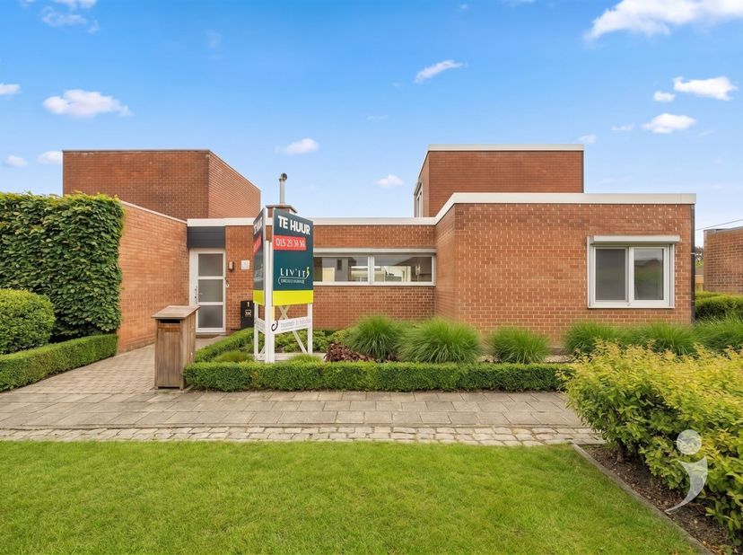 Volledig gerenoveerde woning in zeer rustige woonwijk.<br />
Deze woning werd enkele jaren geleden volledig gerenoveerd.<br />
Ze bestaat uit een in