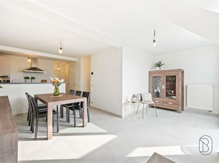 TE KOOP: Instapklaar volledig gerenoveerd appartement met zonnig terras in het centrum van Desselgem!<br />
Ontdek dit stijlvol gerenoveerde apparteme
