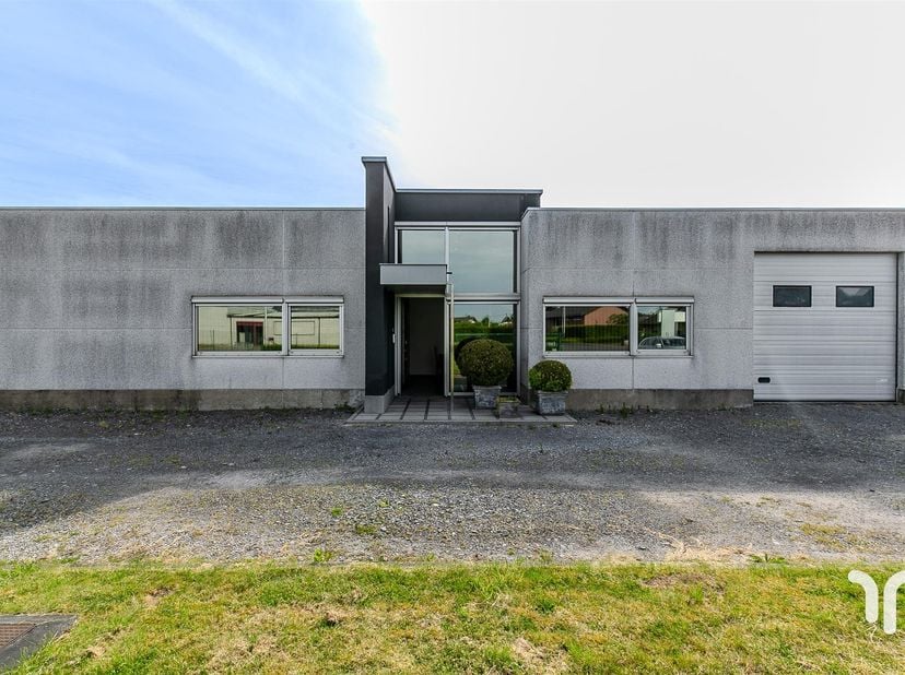 Dit kantoor met opslagruimte is gelegen in de industriezone te Hooglede vlakbij het centrum van Roeselare.<br />
<br />
Het gebouw beschikt over een
