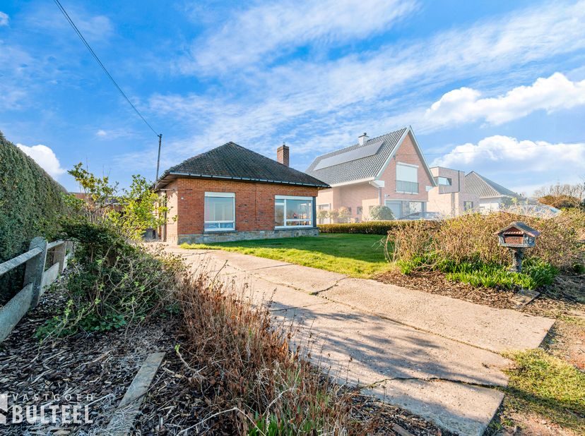 Op zoek naar een landelijk gelegen bungalow op een toplocatie? Zoek niet verder. Mits de nodige renovatie tover je hier je droomwoning met weids uitzi