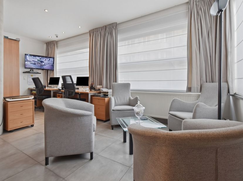 Prachtig onderhouden gelijkvloersappartement van maar liefst 175m² gelegen op 50m van het strand te Sint-Idesbald. Dit gelijkvloersappartement beschik