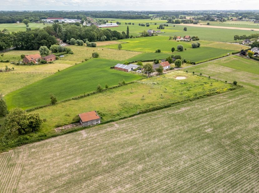 Deze plattelandswoning combineert charme, functionaliteit en toekomstpotentieel op een uitzonderlijk rustige locatie. Ondanks de landelijke en private