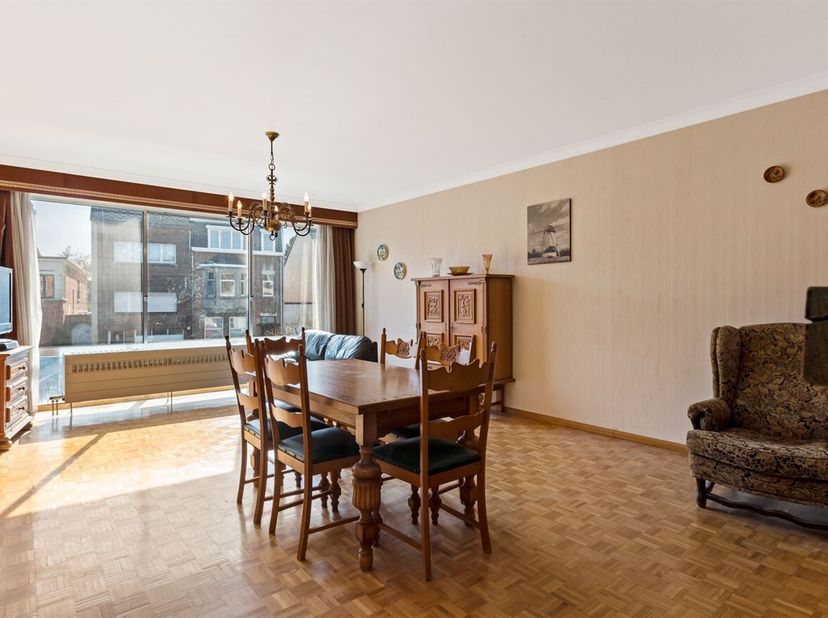 Dit op te frissen en lichtrijke appartement met garage is gelegen op de Mechelsesteenweg te Lier en geniet van een uitstekende ligging met alle noodza