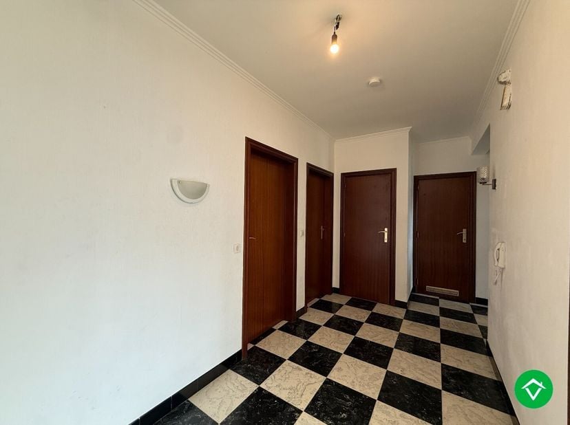 Dit appartement op de 3e verdieping is gelegen op een uiterst centrale ligging te Roeselare, kortbij voldoende noodzakelijke voorzieningen, meerdere s