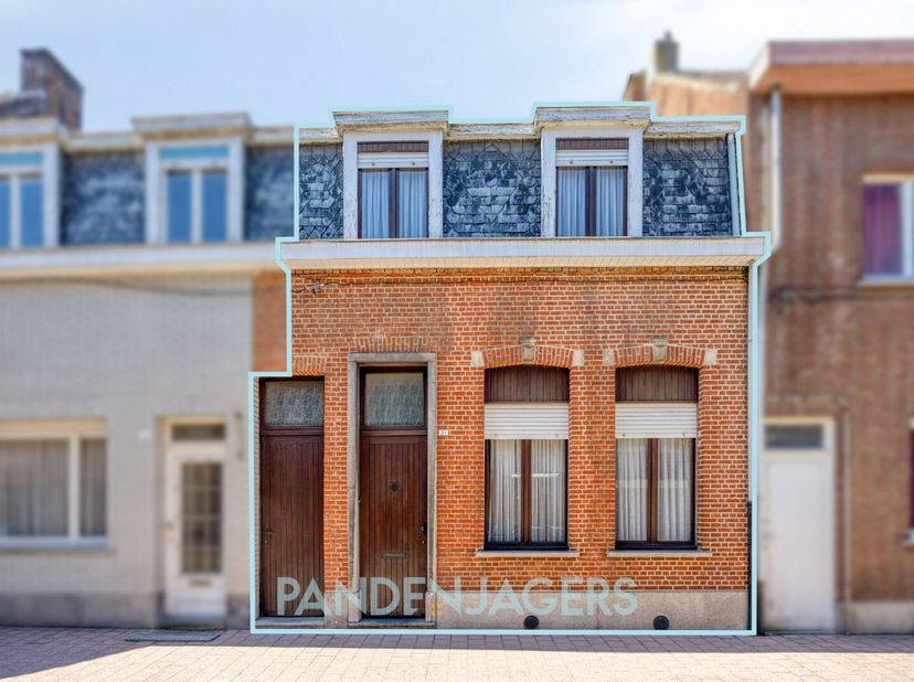 Centraal in Duffel-West, op wandelafstand van winkels, scholen en openbaar vervoer, bevindt zich deze ruime woning met 175 m² bewoonbare oppervlakte.
