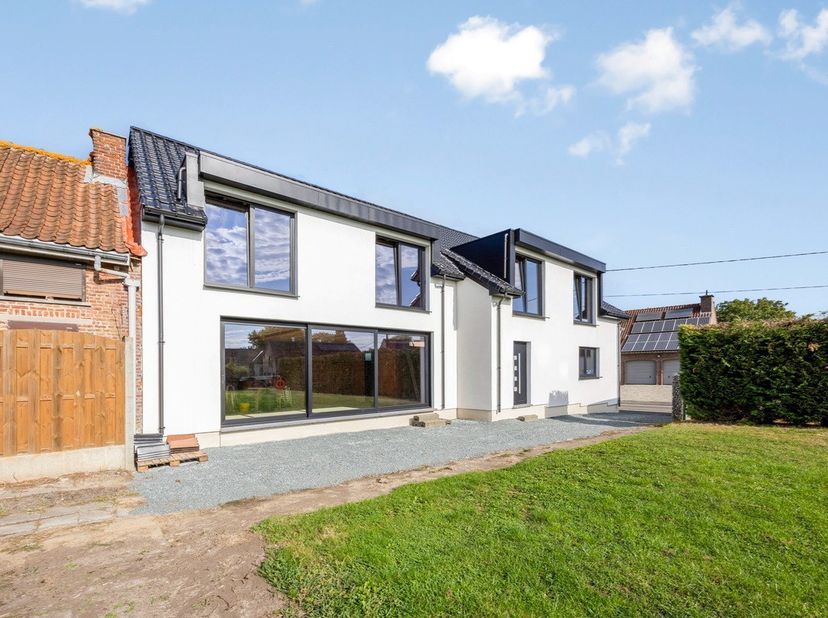 Zeer ruime en rustige gelegen casco woning te koop.<br />
<br />
Indeling voorzien volgen plan: gelijkvloers (141 m²): inkomhal, ruime woonkamer met o