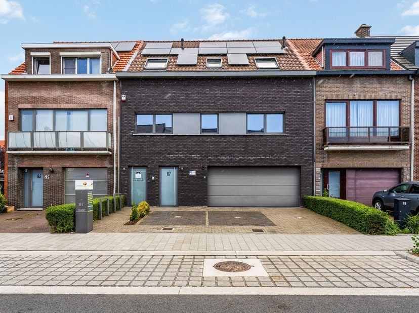 Multifunctionele woning met praktijkruimte en dubbele garage.<br />
Deze uitzonderlijk veelzijdige eigendom, gelegen in een erg rustige straat is idea