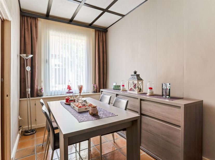 Maison à rénover avec 3 chambres à coucher dans 't Looks !<br />
Cette maison à rénover, construite vers 1918, est située au centre d'un quartier anim