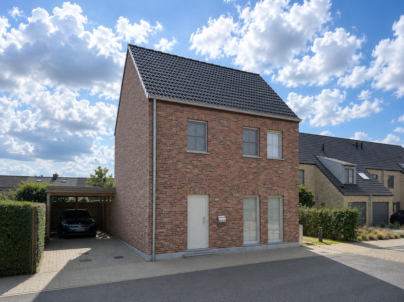 Recente vrijstaande woning, rustig gelegen in een doodlopende straat en toch nabij winkels, het station en diverse diensten. De woning beschikt op het