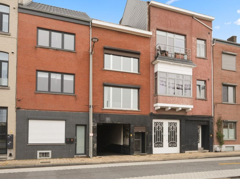 Bel-étagewoning op topligging in het centrum van Tienen, recht tegenover het station en de bushaltes. Dankzij deze centrale ligging geniet u van een u