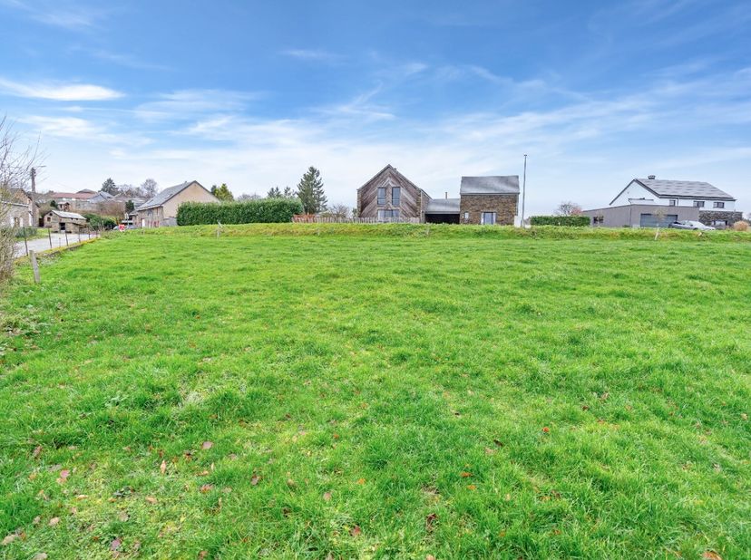 ERA B-LUX heeft het genoegen u dit prachtige bouwperceel voortestellen, ideaal gelegen in Mierchamps, in de gemeente La Roche-en-Ardenne.Met een opper
